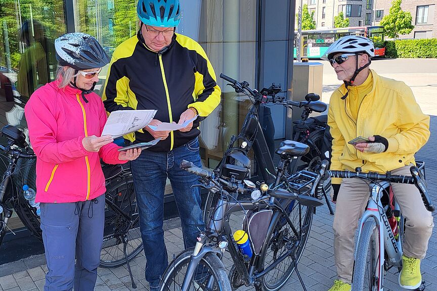 Benötigt werden ein Handy mit Google Maps und ein Fahrrad Benötigt werden ein Handy mit Google Maps und ein Fahrrad