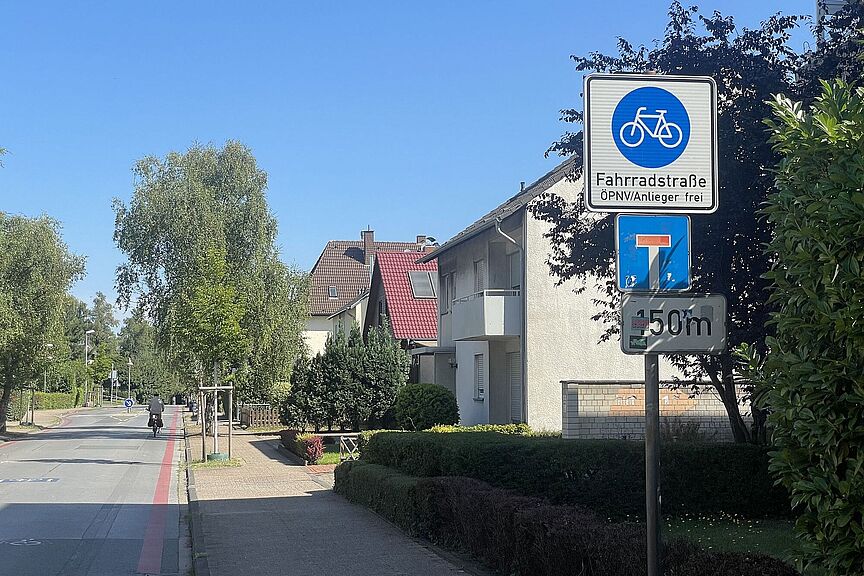 Beschilderung an der Einfahrt "Auf dem Osterfeld", die über die geltenden Regeln nicht aufklärt
