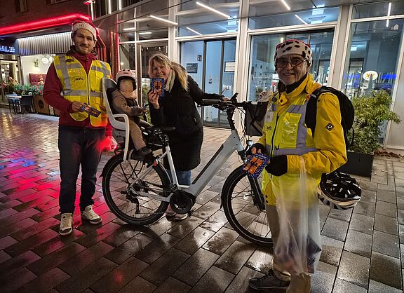 Der ADFC Lünen verteilt Lebkuchen an Radfahrende