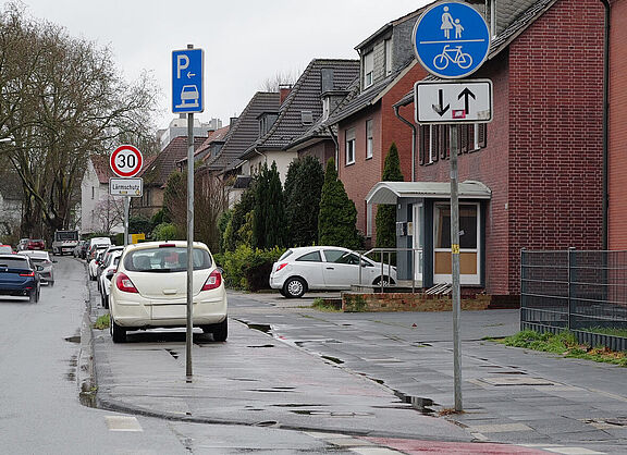 Parken auf dem Radstreifen ist hier Pflicht