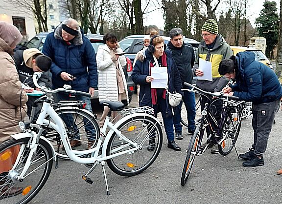 Die aufgearbeiteten Fahrräder werden übergeben