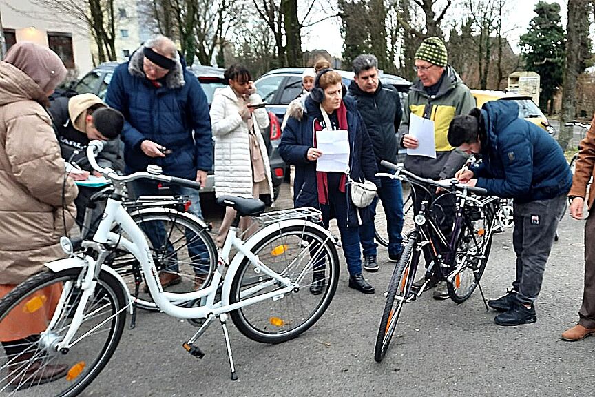 Fahrradübergabe auf einem Parkplatz Die aufgearbeiteten Fahrräder werden übergeben