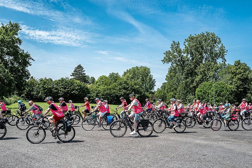 Knapp 100 Radfahrer trugen pinke Westen