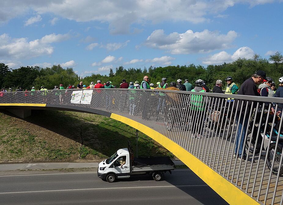Auf der neuen Radfahrerbrücke über der Kamener Straße Auf der neuen Radfahrerbrücke über der Kamener Straße