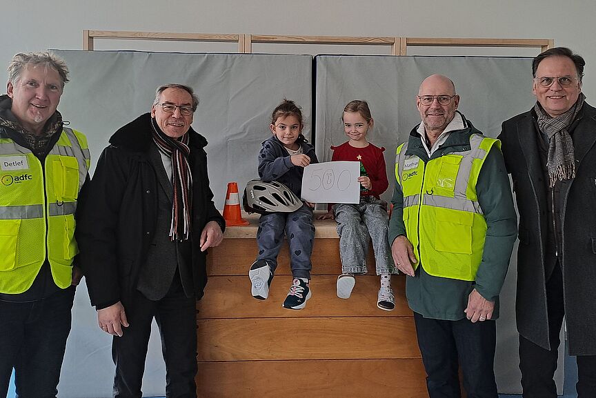 Spendenübergabe, von links: Detlef Fischer, Andreas Zaremba, Matthias Kappelhoff, Thomas Scheidle Spendenübergabe, von links: Detlef Fischer, Andreas Zaremba, Matthias Kappelhoff, Thomas Scheidle