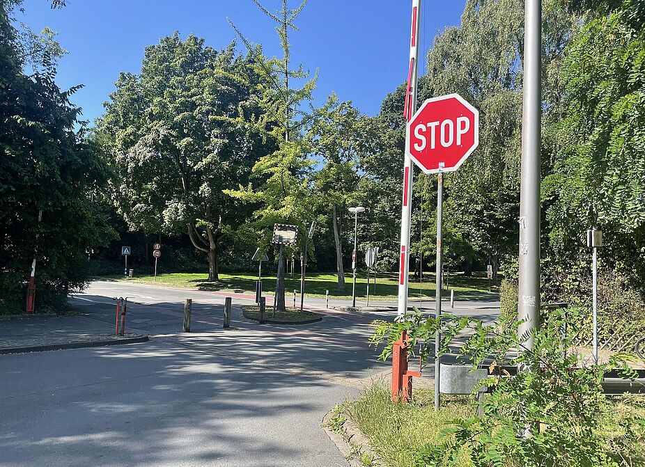 Stopp-Schild Einfahrt REWE-Markt