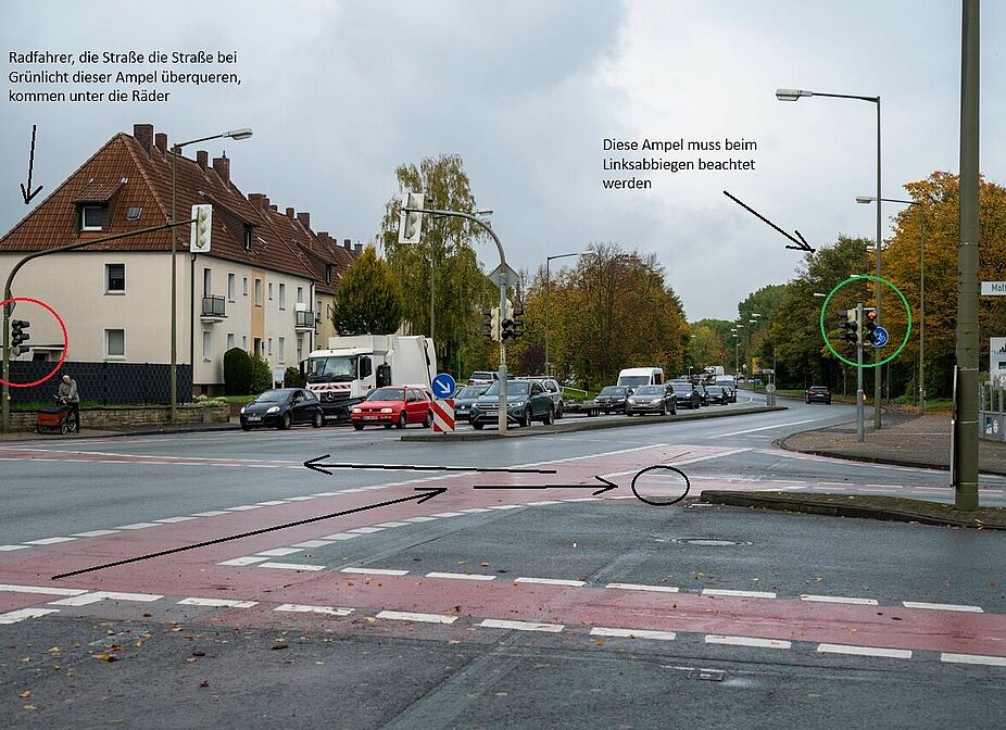 Linksabbiegende Radfahrer müssen im Verkehr warten, bis die Ampel rechts grün wird. Linksabbiegende Radfahrer müssen im Verkehr warten, bis die Ampel rechts grün wird.