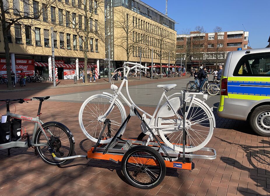 Ghostbike auf dem Rathausplatz Ghostbike auf dem Rathausplatz