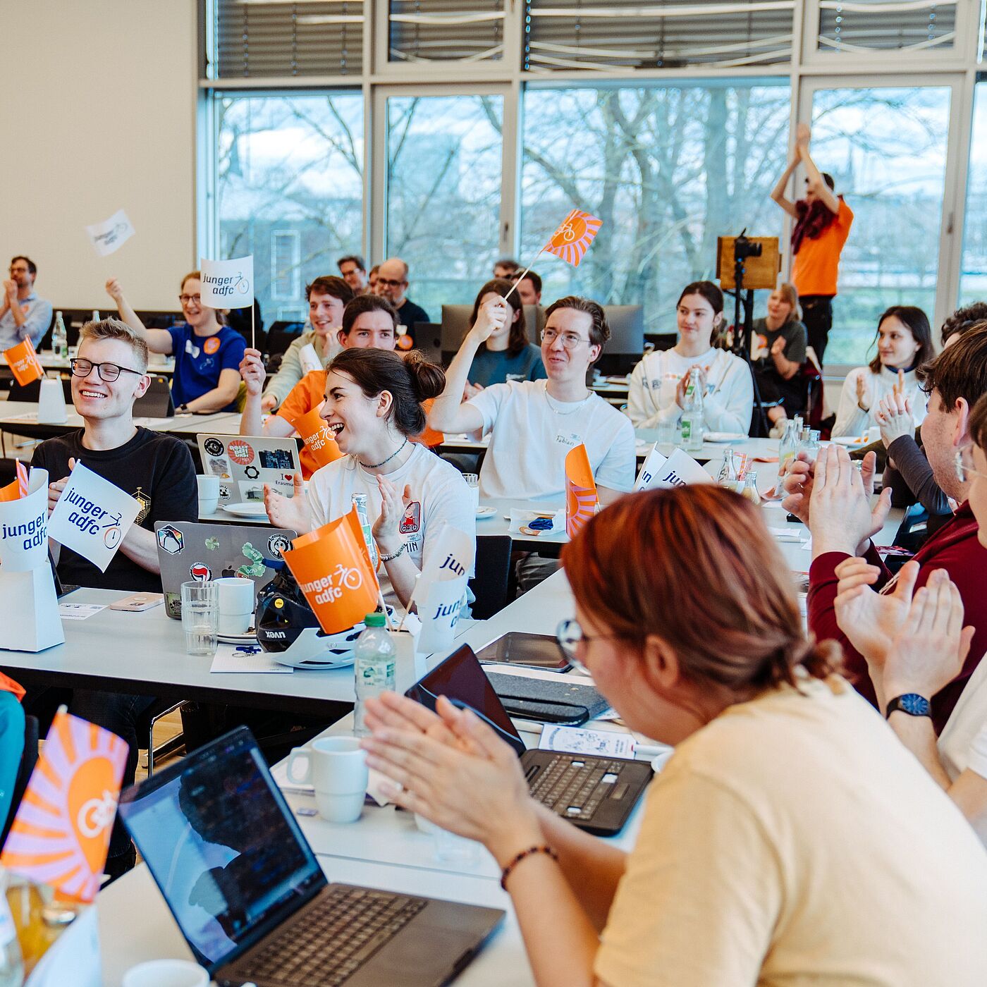 Applaus Wahl Landesjugendversammlung 2026 Die Teilnehmenden der Landesjugendversammlung 2026 applaudieren nach einem Wahlgang.