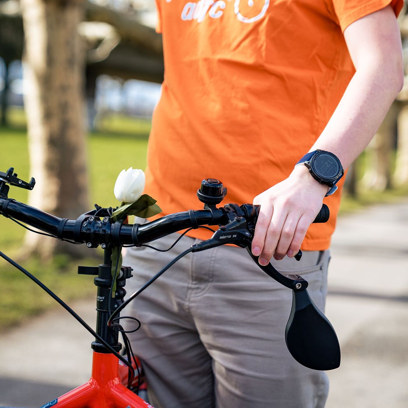 Detailaufnahme Junger Radfahrer Ein junger Mensch mit T-Shirt des Jungen ADFC hält ein Cargobike.