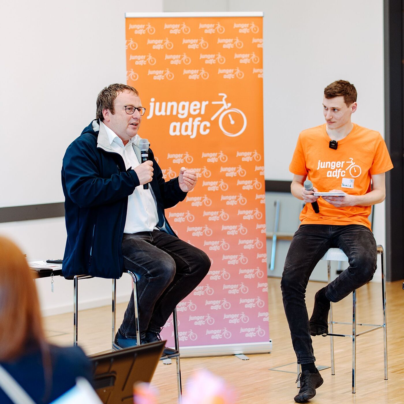 Minister Krischer Dialog Landesjugendversammlung 2026 Minister Oliver Krischer vom Ministerium für Umwelt, Naturschutz und Verkehr des Landes Nordrhein-Westfalen war auf der Landesjugendversammlung 2026 zu Gast und tauschte sich in einem kurzen Dialog mit einem Vertreter der Jungen Menschen im ADFC NRW aus.