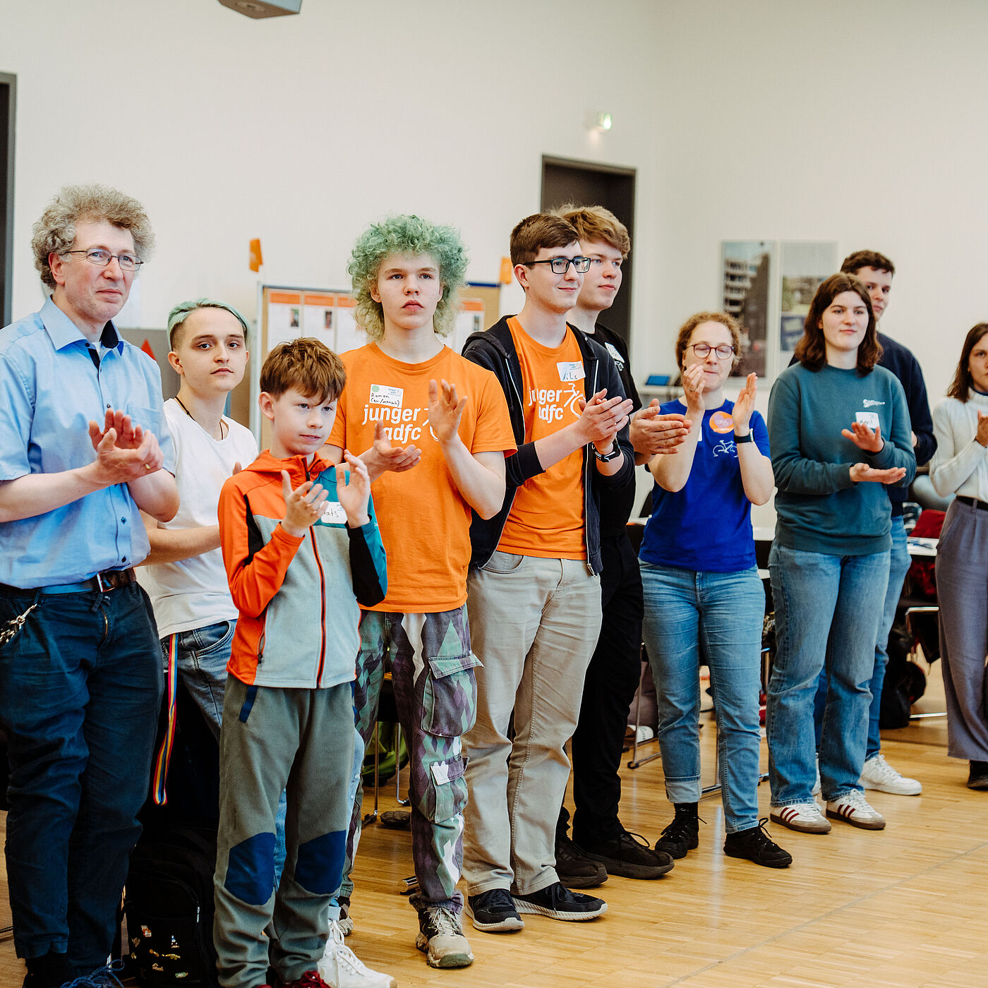 Lockerungsübung Abschluss Landesjugendversammlung 2026 Zum Abschluss der Landesjugendversammlung 2026 werden ein paar Lockerungsübungen mit allen Teilnehmenden und einigen Begleitpersonen gemacht.