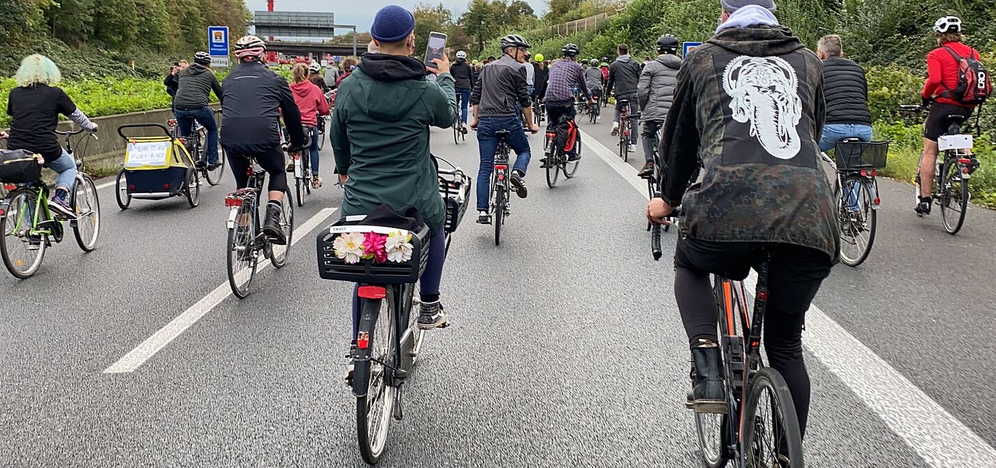 Symbolbild: Radfahrende auf der Autobahn 40 