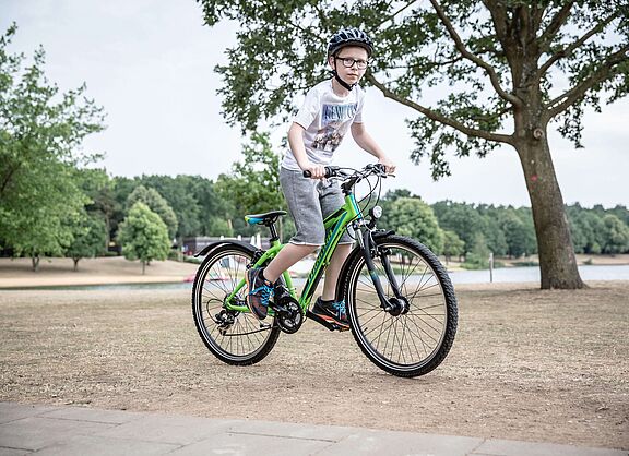 Radfahrender Junge