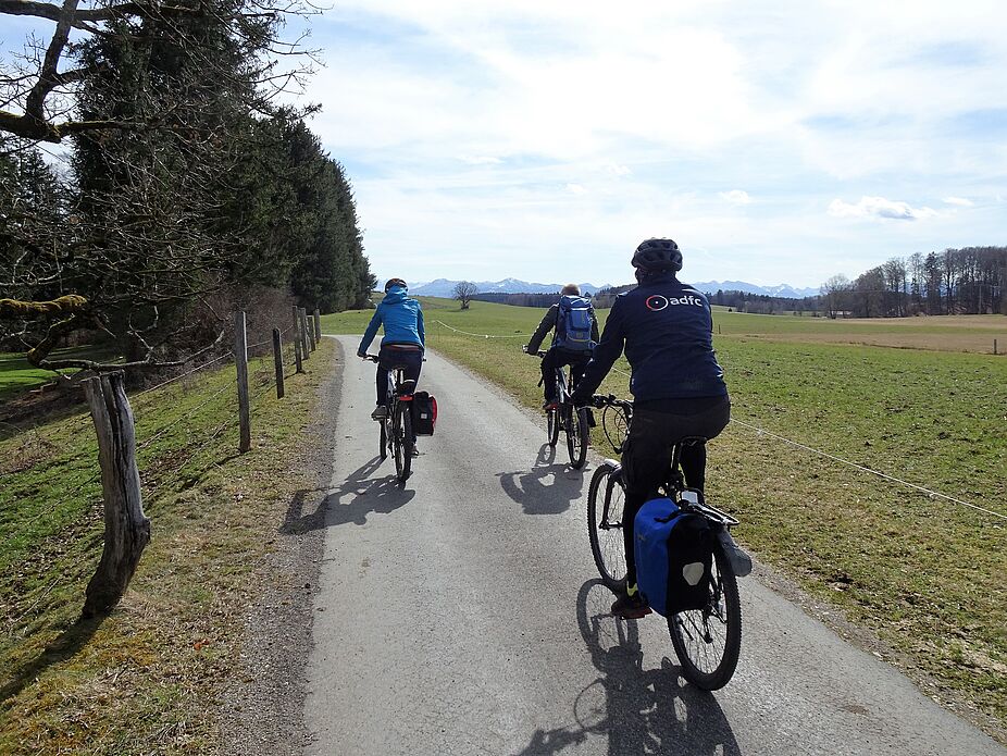 ADFC-Radtour 03 Mehrere Personen bei einer Radtour in schöner Landschaft