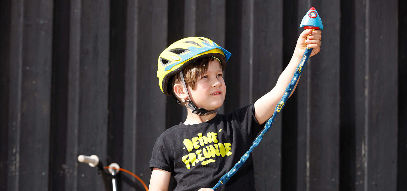 Kindgerechte Fahrradschlösser führen spielerisch an das An- und Abschließen des Fahrrads heran.