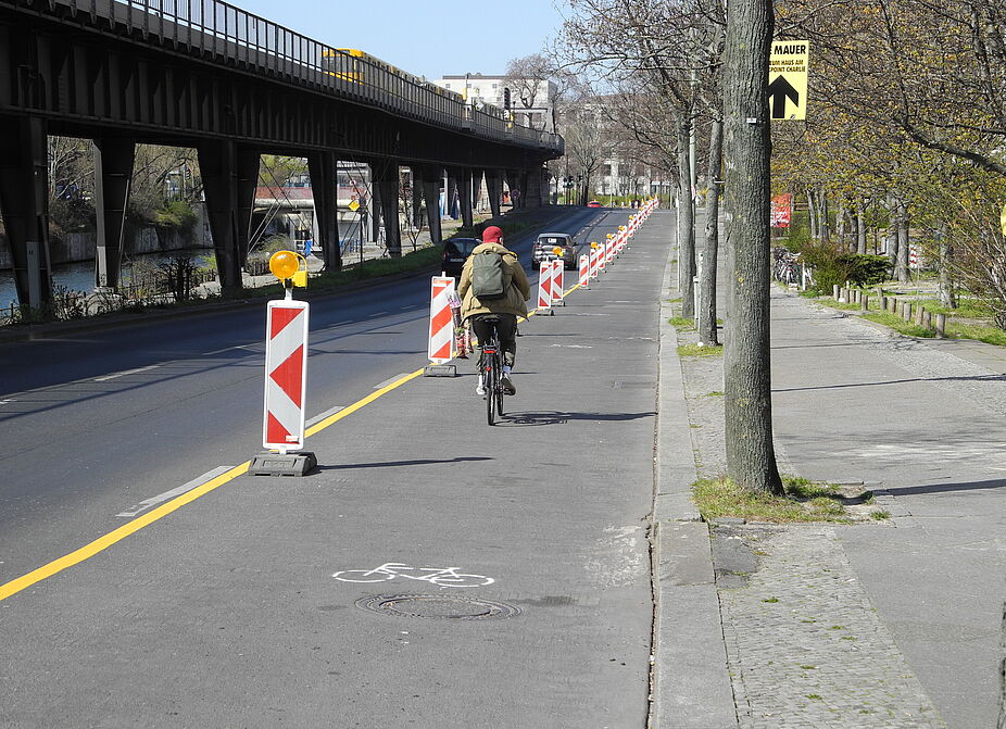 Temporäre Pop-up Fahrradspur in Berlin Um dem höheren Radverkehrsaufkommen in der Corona-Krise gerecht zu werden, wurde an einer vielbefahrenen Straße ohne Radweg eine Autospur in einen Radweg umgewandelt.